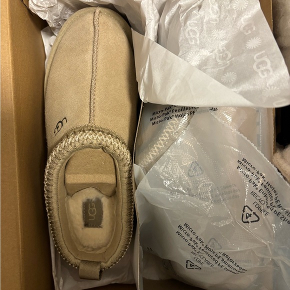 Size 6 TAZZ UGG in SAND - Picture 2 of 3
